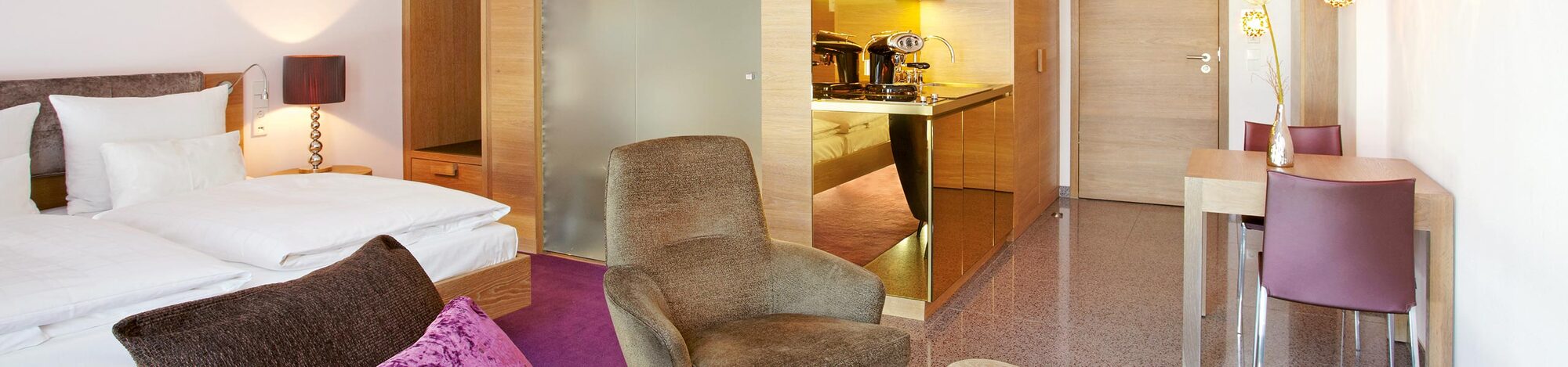 Stilvolle Möbel und Dekoration in der Suite