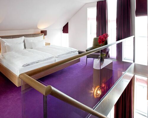 Moderne Suite mit Doppelbett mit Treppe