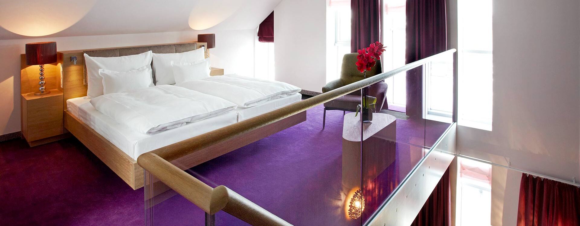 Moderne Suite mit Doppelbett mit Treppe
