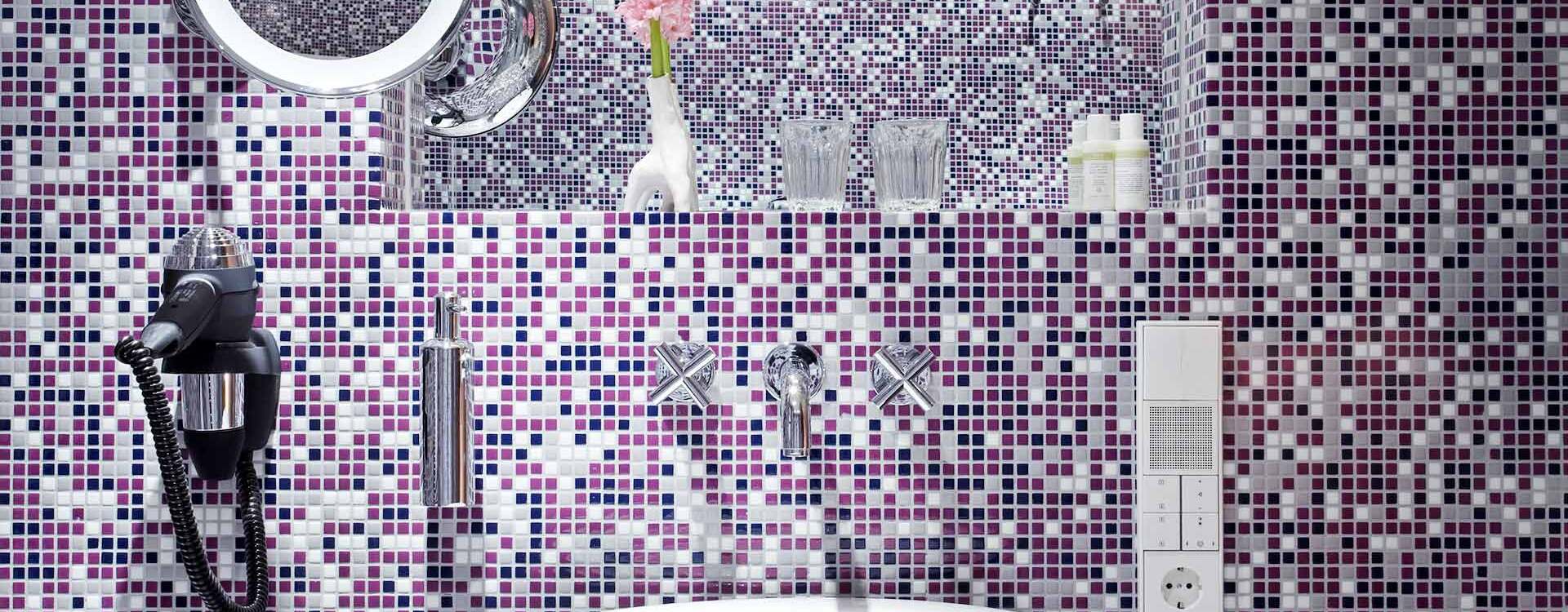 Stilvolles Badezimmer mit Regendusche in der Suite