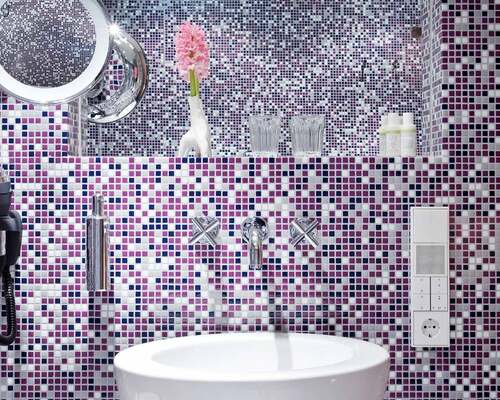 Stilvolles Badezimmer mit Regendusche in der Suite