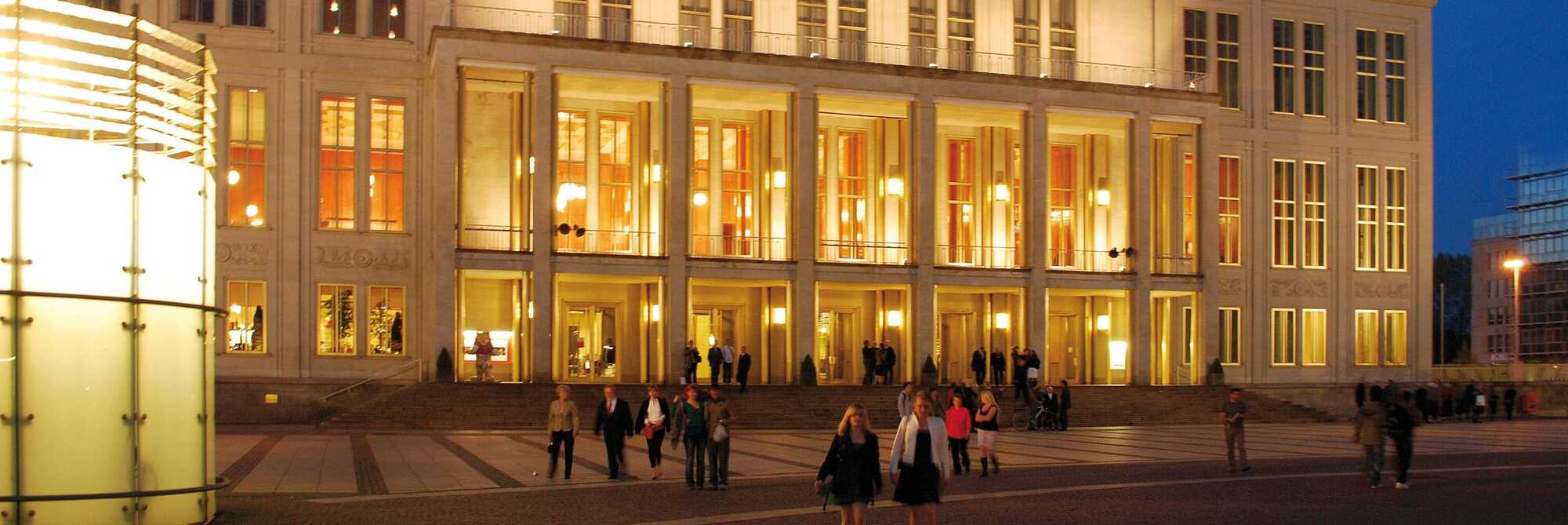 Leipziger Notenspur, Bild von der Oper bei Nacht