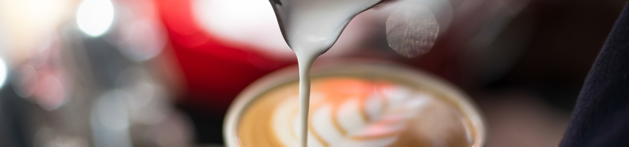 Kaffeebecher mit milch