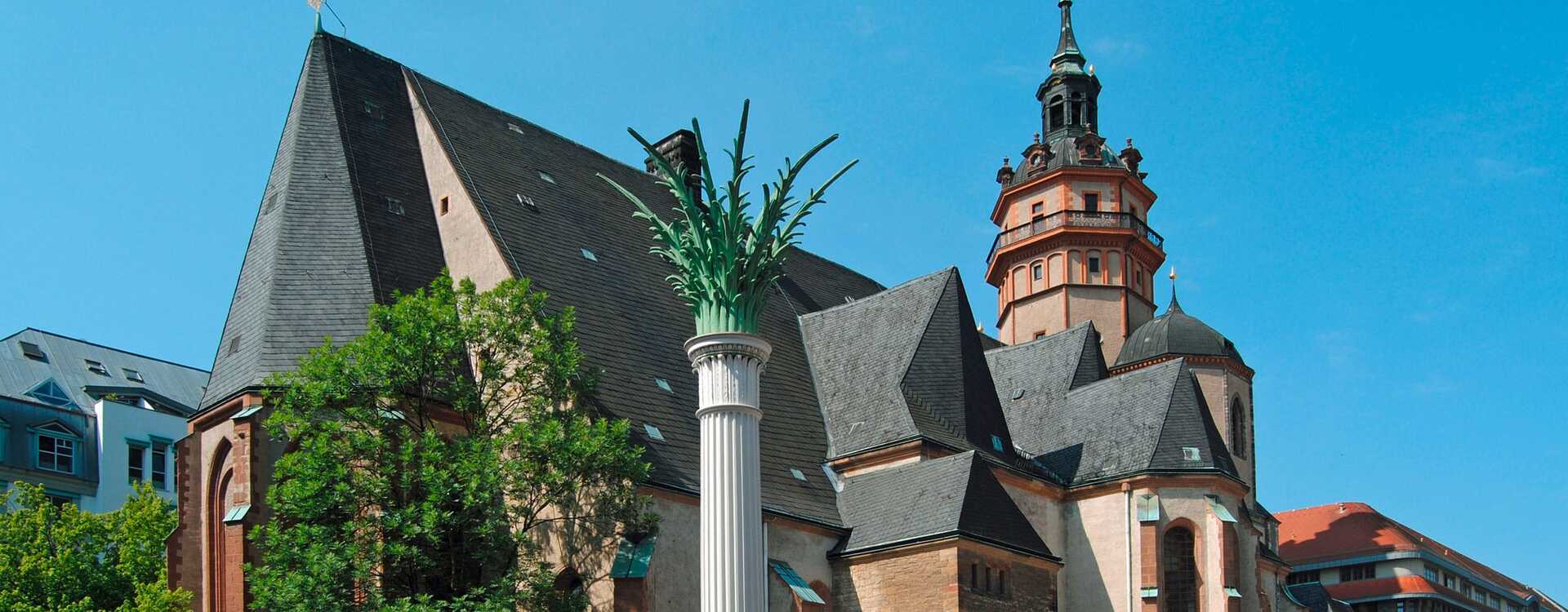 Nikolaikirche mit Friedenssäule in Leipzig
